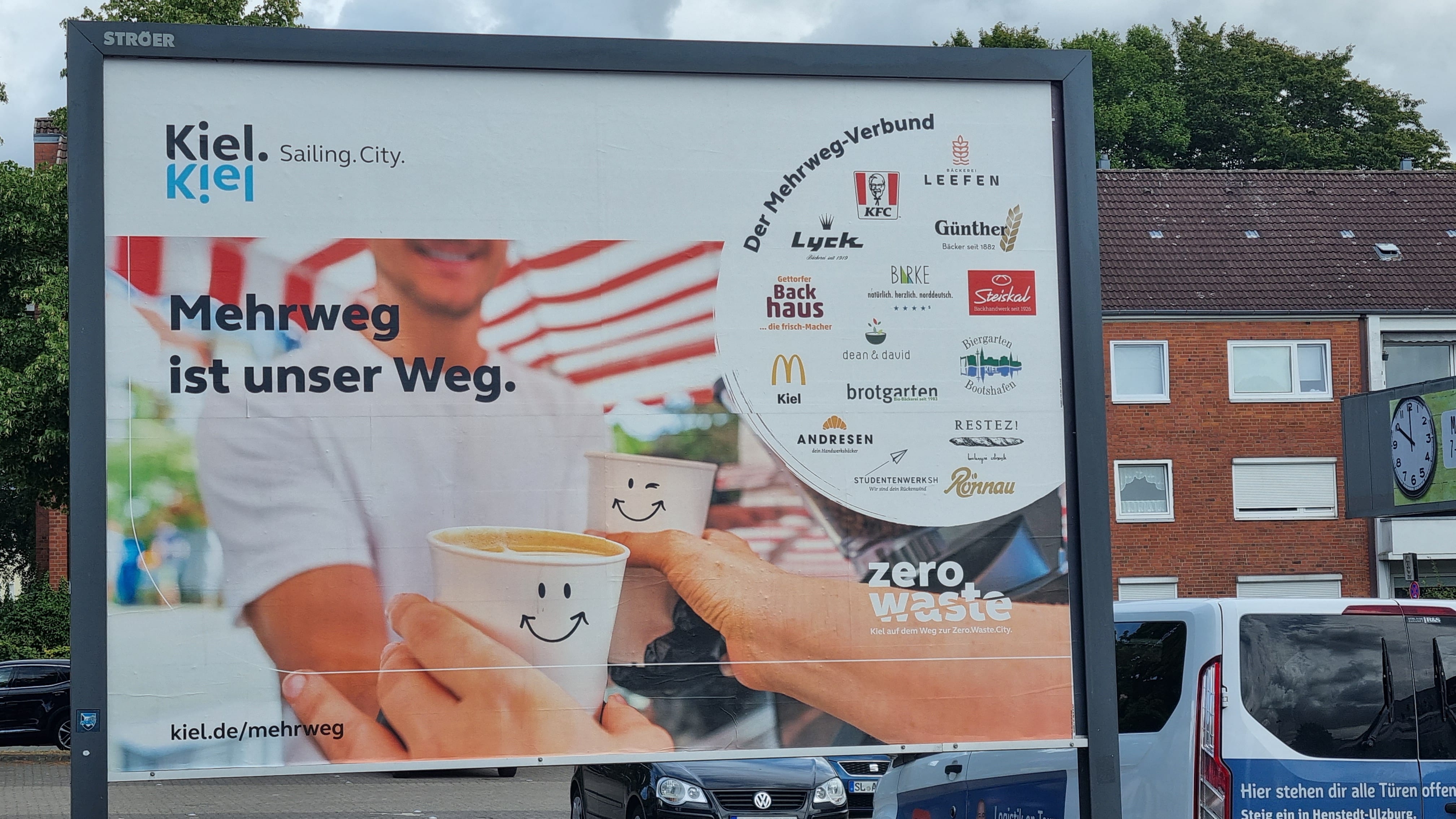 Großflächenplakat „Mehrweg ist unser Weg.“ der Landeshauptstadt Kiel mit den Logos der Betriebe im Mehrweg-Verbund
