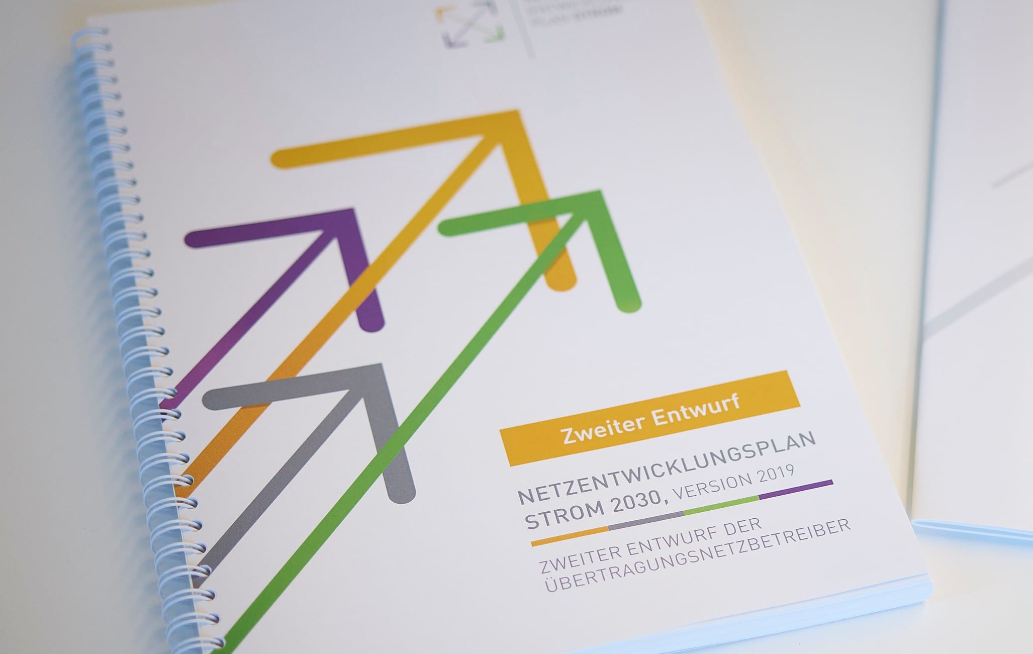 Broschüren zum Netzentwicklungsplan Strom 2030 und Kugelschreiber auf einem Tisch