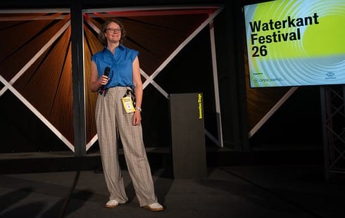 Eva mit Mikrofon auf der Innovation Stage des Waterkant Festivals